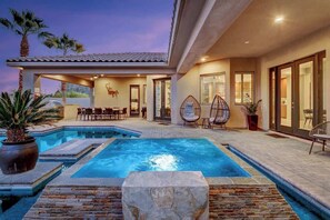 Alberca al aire libre y alberca climatizada