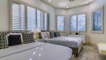 7 habitaciones, escritorio y tabla de planchar con plancha