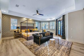 7 habitaciones, tabla de planchar con plancha y cuna de viaje 