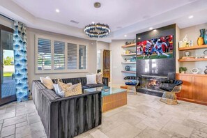 Smart TV, chimenea, videojuegos y futbolito 