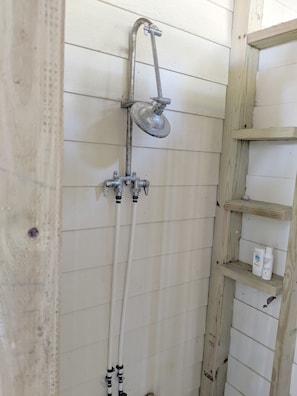 Combined shower/bathtub, jetted bath, hair dryer, towels