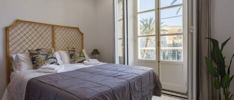 2 bedrooms, iron/ironing board, bed sheets