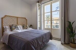 2 dormitorios, tabla de planchar con plancha, ropa de cama