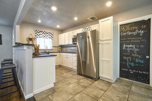 Fridge, microwave, oven, stovetop - Great Location, Classy & Comfy (San Antonio)