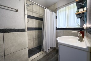 Een douche, een haardroger, handdoeken