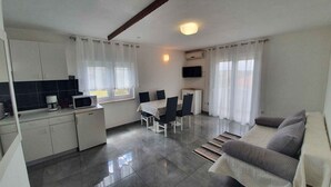 A compact living space with a kitchenette, dining area, and a sofa. - Apartment in Ljubač with Seaview, Balcony, Air condition, WIFI (809-3) (Ljubac)