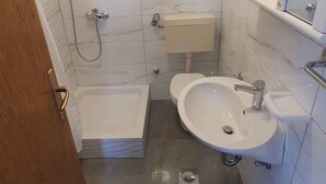 A bathroom with a shower, toilet, and sink. - Apartment in Ljubač with Seaview, Balcony, Air condition, WIFI (809-3) (Ljubac)
