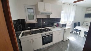Frigorifero, microonde, forno, piano cottura