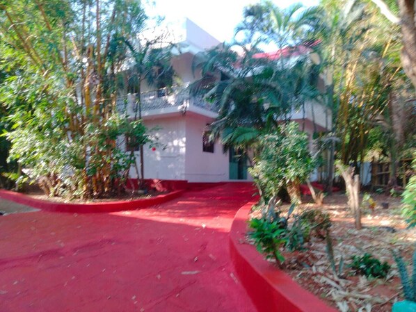 المنطقة المحيطة بالمنشأة