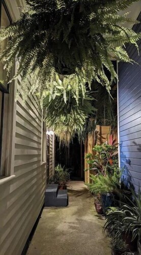 Romantic Luxury Artist Cottage Near French Quarter