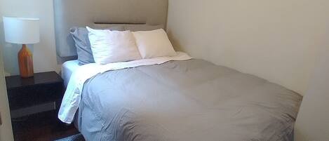 1 chambre, bureau, fer et planche à repasser, lit parapluie