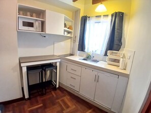 Kühlschrank, Mikrowelle, Herdplatte, Wasserkocher