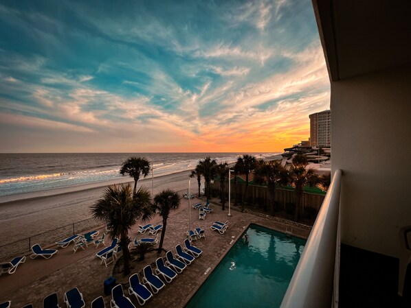 Alberca techada y alberca al aire libre