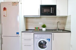 Refrigerador, microondas, placa de cocina, cafetera/tetera