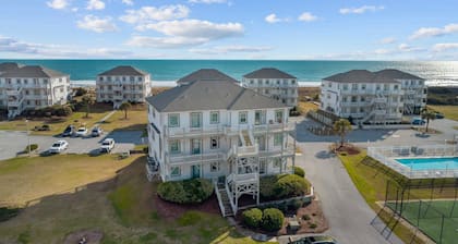 Oceanview, poolside, 2BR/2B condo sleeps 6