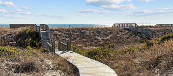 Oceanview, poolside, 2BR/2B condo sleeps 6