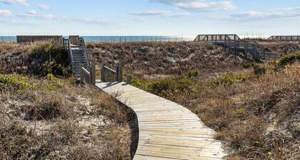 Oceanview, poolside, 2BR/2B condo sleeps 6