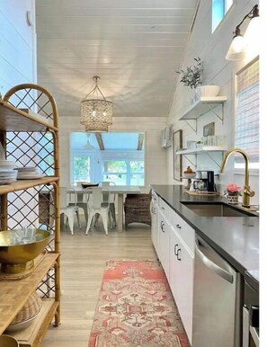Fridge, microwave, oven, stovetop - Designer-appointed lakeside cottage w/ firepit, dock & kayaks (Seguin)