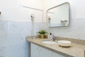 Een douche, een haardroger, handdoeken, zeep