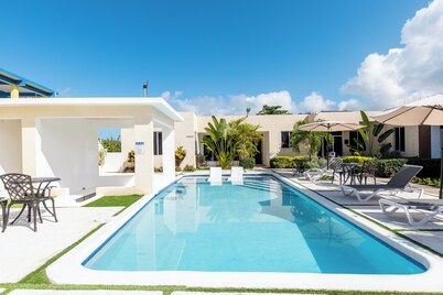 4-bedroom villa in wonderful Runaway Bay with AC, WiFi