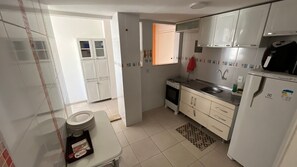 Apartment | Private kitchen | Fridge, microwave, oven, blender - APARTAMENTO CHARMOSO 100 M PRAIA GRANDE (Arraial do Cabo)
