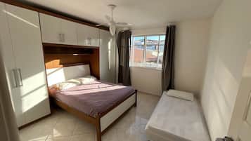 Departamento | 4 habitaciones, cortinas blackout y tabla de planchar con plancha