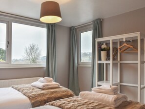 4 bedrooms, free WiFi, bed sheets - 4 bedroom accommodation in Sleights, near Whitby (Sleights, near Whitby)