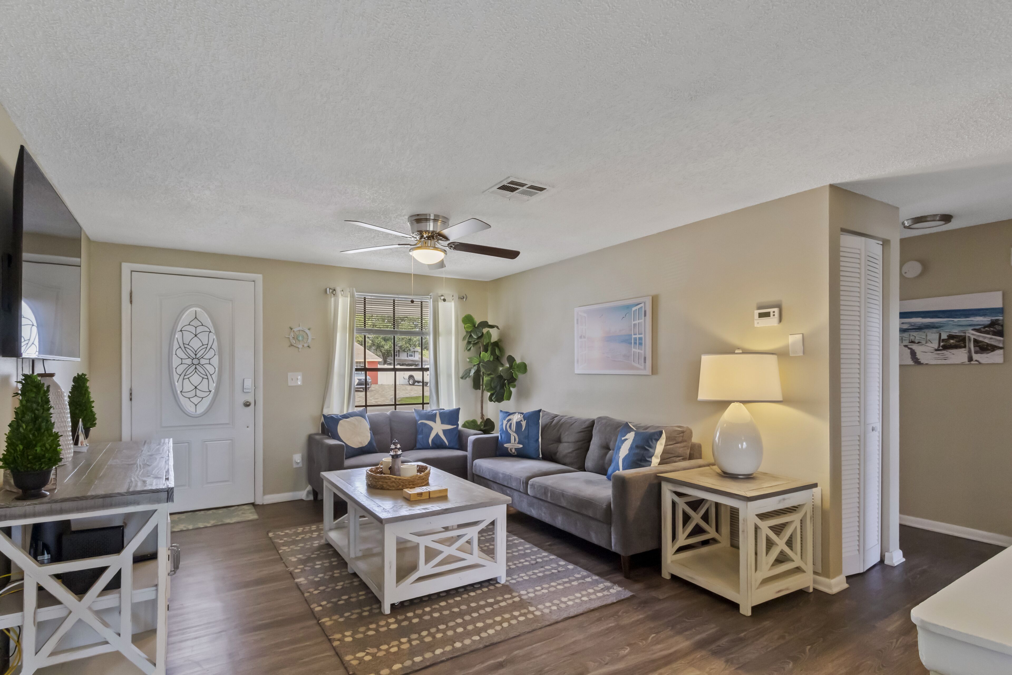 Hidden Gem On a Lake! 3 Bedroom Overlooking Water!