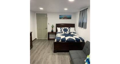 Cozy Suite *Excellent location* FREE Wi-fi/Netflix