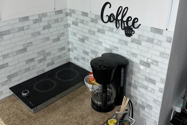 Kjøleskap, mikrobølgeovn, kokeplater og kaffetrakter/tekoker