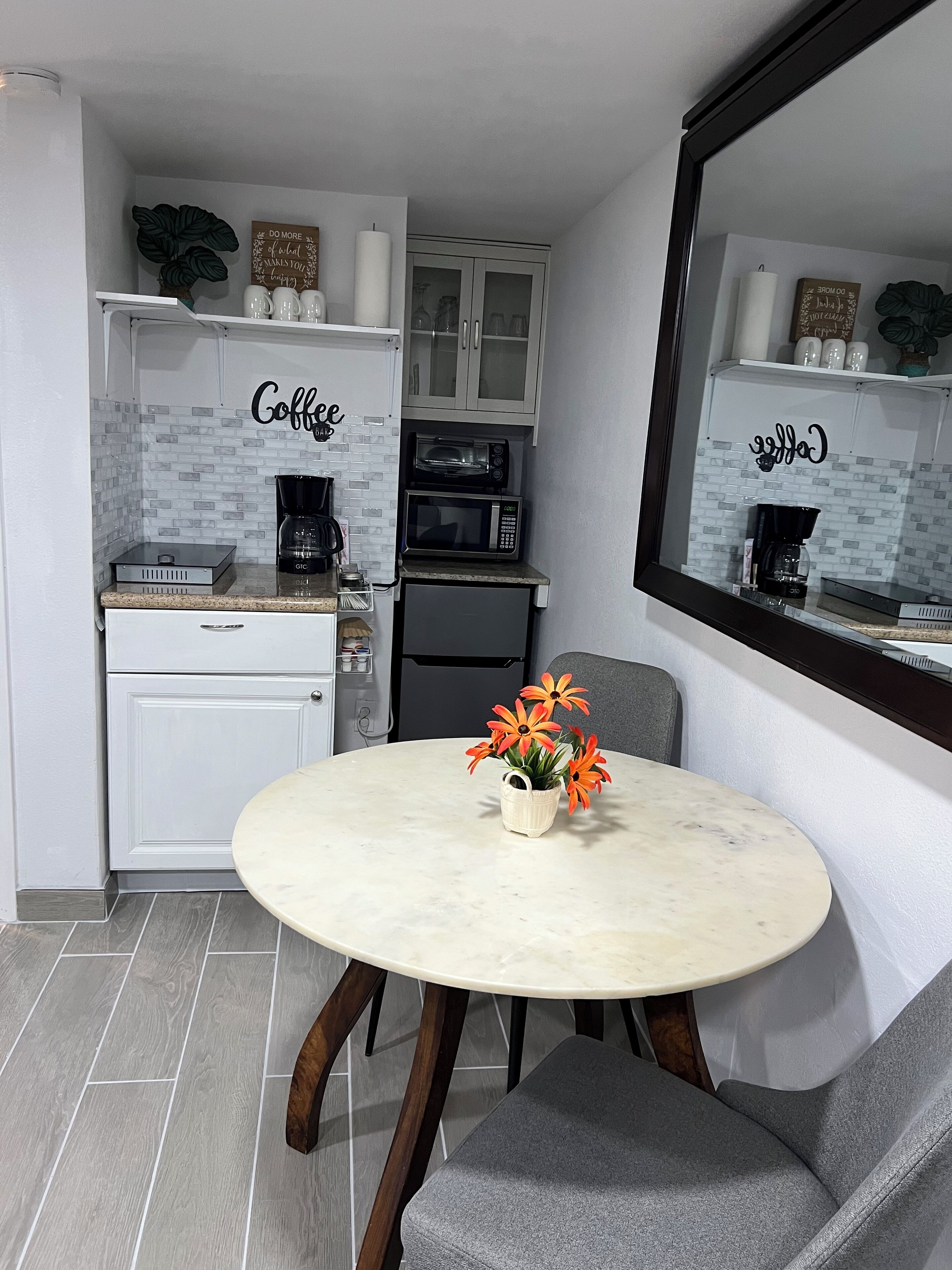 Frigorífico, microondas, placa de cocina y cafetera o tetera