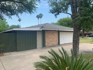 Exterior - Cozy Suite *Excellent location* FREE Wi-fi/Netflix (McAllen)