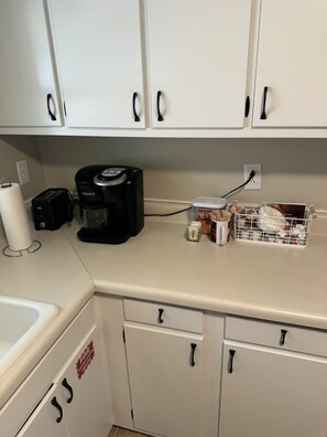 Fridge, microwave, oven, stovetop - Five Points neighbor. Located 1.4 from UGA stadium. (Athens)