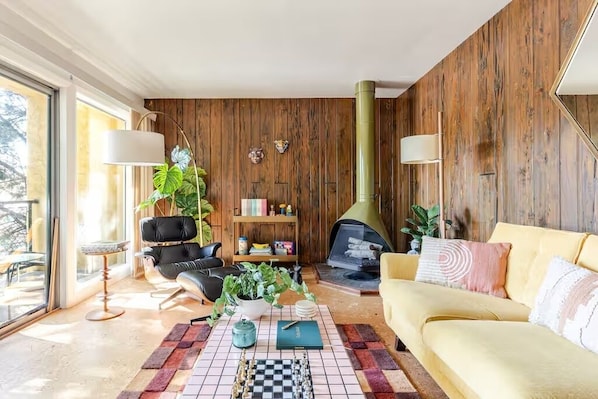 Smart-tv, een open haard en boeken