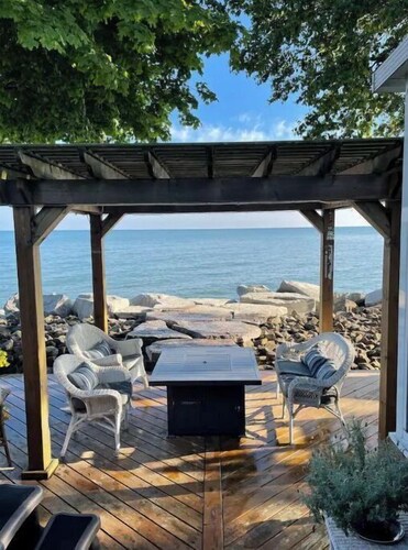 The Lakeside House With Hot Tub!