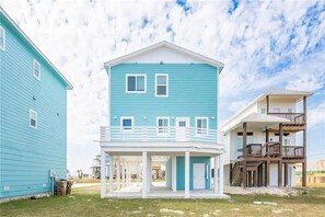 Exterior - Cheerful 4 Bedroom home with beach views! (Port Aransas)
