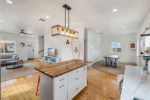 Interior - Cheerful 4 Bedroom home with beach views! (Port Aransas)