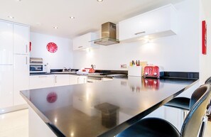 ثلاجة، ميكروويف، فرن، موقد طهي مسطح