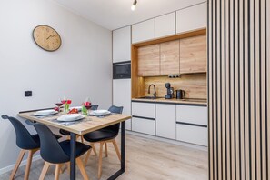 Apartment, 1 Bedroom, Jetted Tub | Private kitchen