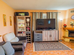 Télévision, cheminée, Netflix, baby-foot