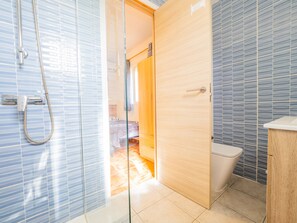 Dusche, Haartrockner, Handtücher