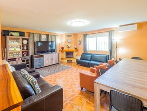 Télévision, cheminée, Netflix, baby-foot