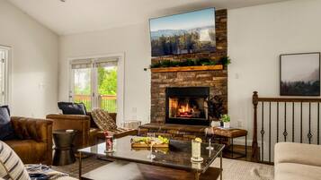 Smart TV, chimenea y videojuegos