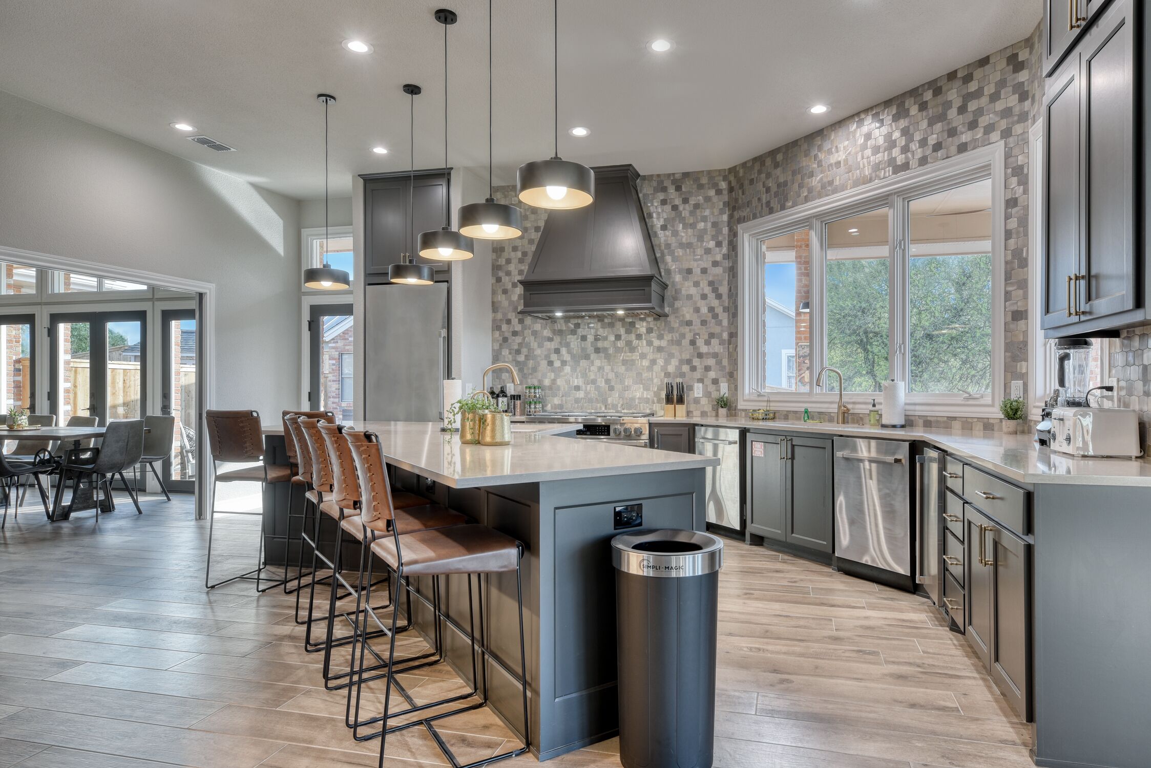 Køleskab, mikrobølgeovn, ovn, kogeplade