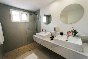 Dusche, Haartrockner, Handtücher, Seife