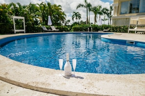 Piscine extérieure, chaises longues