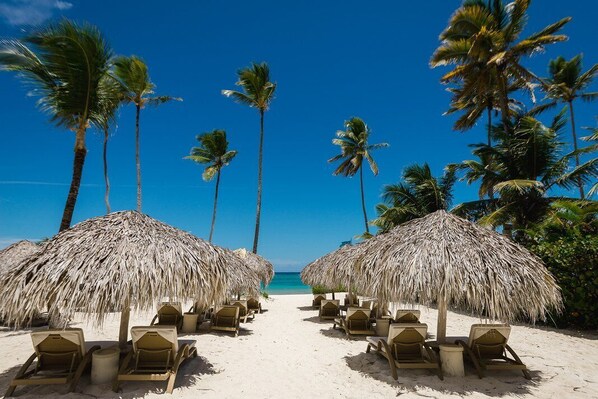 Chaises longues, serviettes de plage