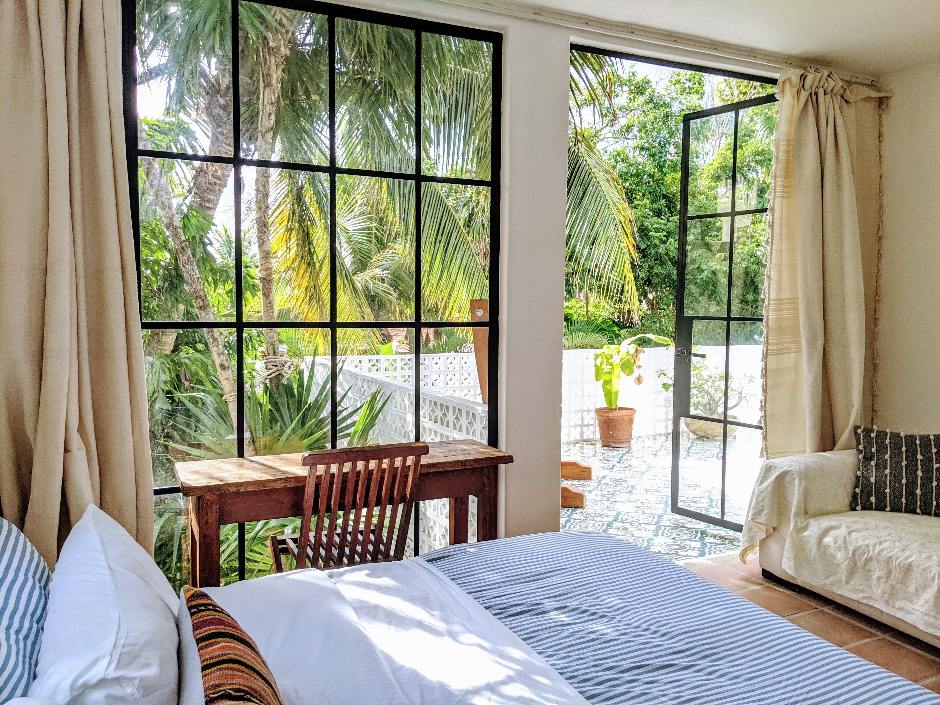 4 chambres, bureau, fer et planche à repasser, lit parapluie