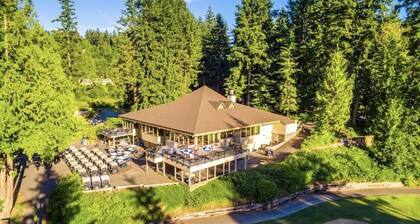 Panoramic Lake View Living with Hot Tub! Pet Friendly!