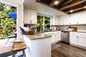 Coffee/tea maker, fridge, microwave, oven - Panoramic Lake View Living with Hot Tub & Sauna (Bellingham)